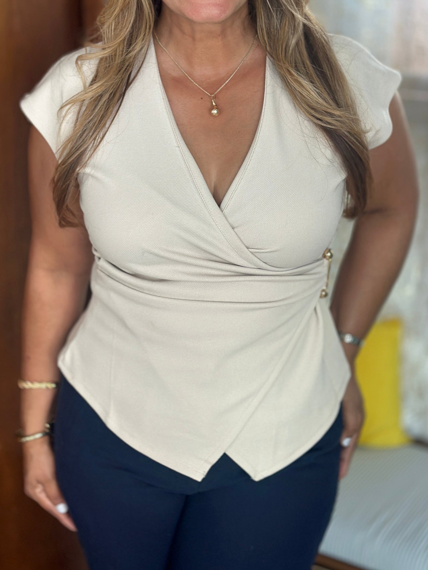 Destellos Chic V-Neck Top