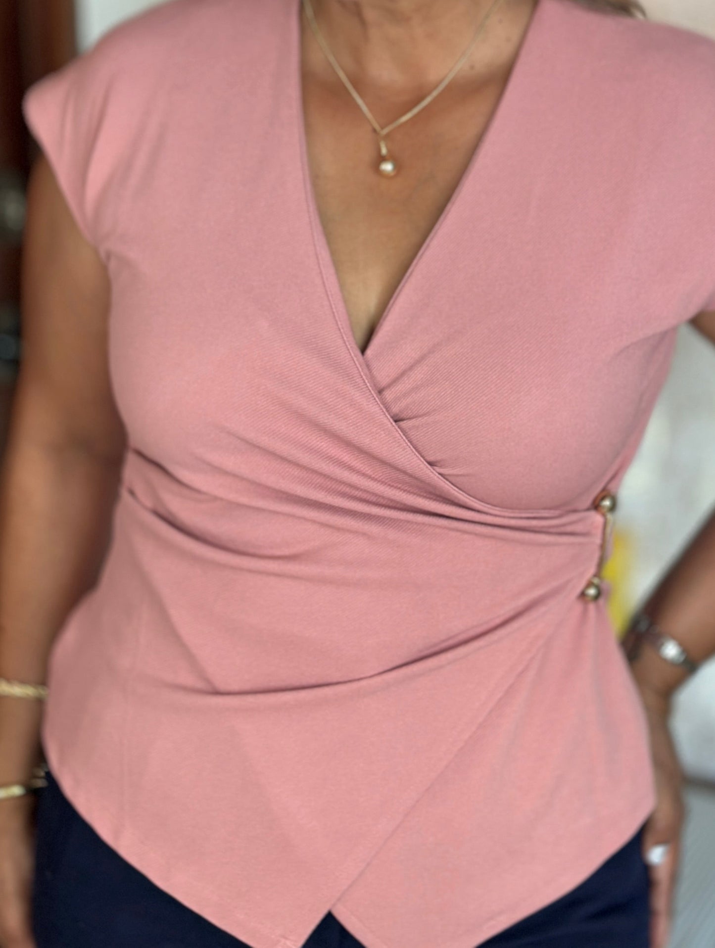 Destellos Chic V-Neck Top