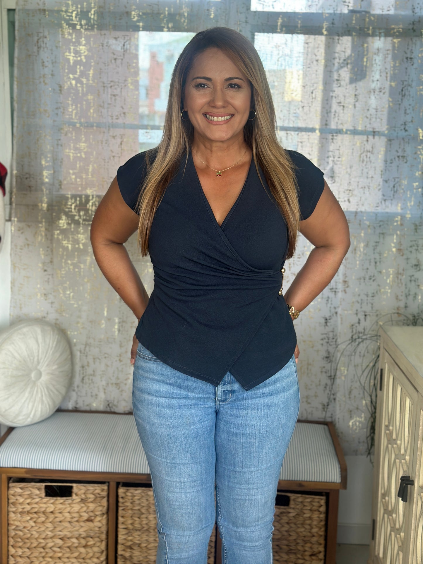 Destellos Chic V-Neck Top